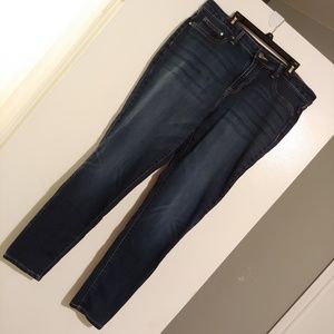 Women's dark wash skinny leg jean EUC with stretch